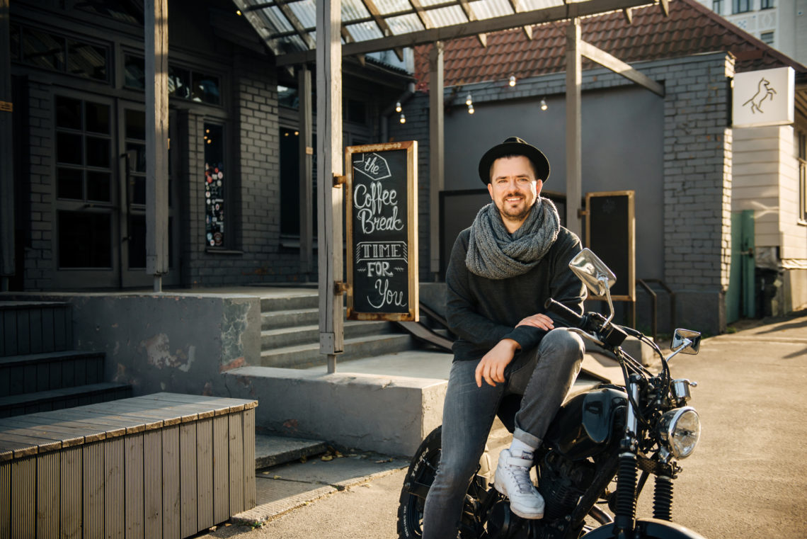 26Vesetas, Rihards Onzuls